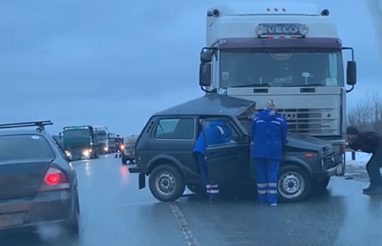 На ЕКАД в столкновении бензовоза с «Нивой» погиб человек