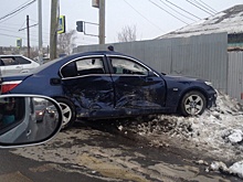 «Машины в хлам, всё в крови»: BMW влетела в столб после ДТП на перекрёстке в Челябинске