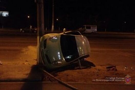 На севере Волгограда Nissan протаранил столб, пострадал один человек