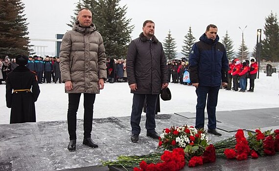Представители "ТАИФ-НК" возложили цветы к Братской могиле 80-го "татарского" лыжного батальона