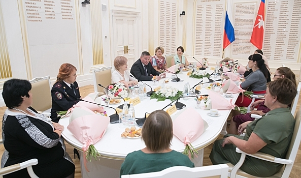 Многодетные мамы поблагодарили Андрея Бочарова за поддержку семей