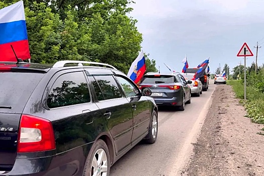 Волноваха отметила День России колонной машин и флагом на весь центр