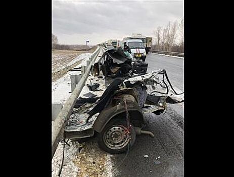 Lada Granta разорвало на две части после столкновения с большегрузом MAN
