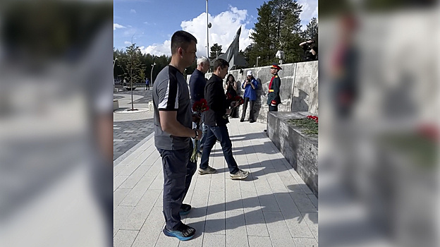 Артюхов возложил цветы к памятнику в сквере Опаленной Юности в Ноябрьске