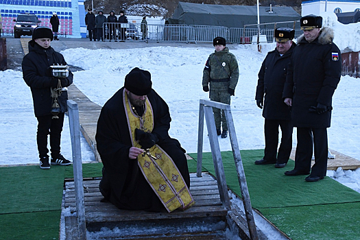 Командующий Тихоокеанским флотом адмирал Виктор Лиина принял участие в православной традиции Крещения Господня