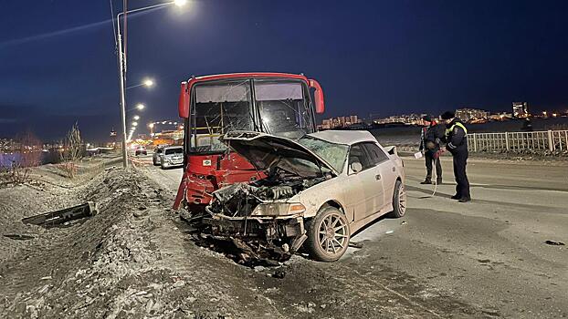 В Якутске в результате ДТП с иномаркой и автобусом погибла женщина