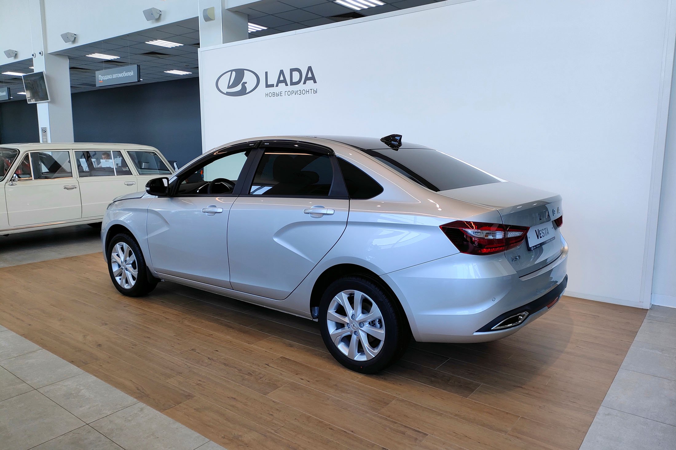 Дилер выставил на продажу новую Lada Vesta. Цена — 1 680 000 рублей