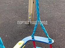 Качели на Волжском бульваре отремонтировали коммунальщики