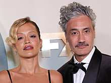 Тайка Вайтити и певица Рита Ора спродюсируют мюзикл о мошенническом фестивале