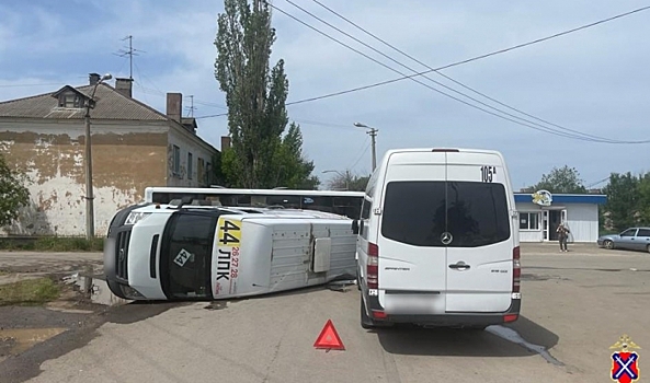 Под Волгоградом маршрутка перевернулась в ДТП с микроавтобусом и Honda