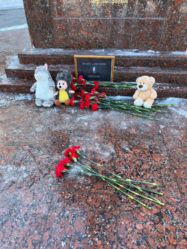 В Оренбурге у стелы «Ангел мира» образовался мемориал в честь погибших в «Крокус»