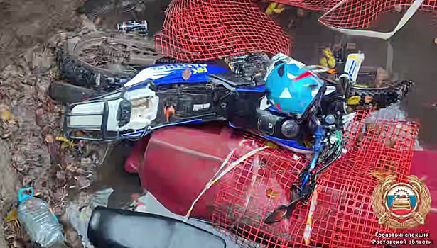 В Ростовской области водитель и ребенок попали в яму на незарегистрированном мотоцикле