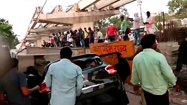 В индийском Варанаси эстакада рухнула на пешеходов и автомобили