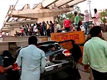 В индийском Варанаси эстакада рухнула на пешеходов и автомобили