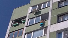 В Петербурге монтажник спас ребенка с карниза на девятом этаже