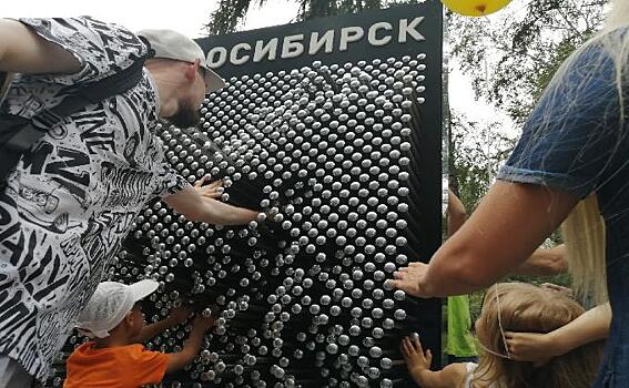 Тактильную скульптуру с огромными гвоздями открыли на Михайловской набережной