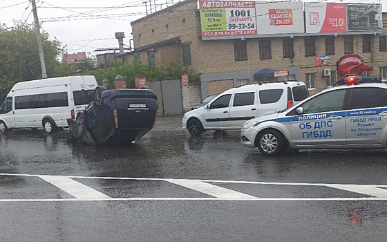 У остановки «Мясокомбинат» перевернулся автомобиль