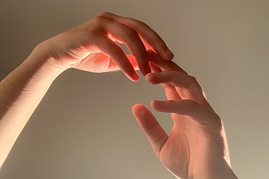 Руки, шея, лицо: к чему чешутся разные части тела