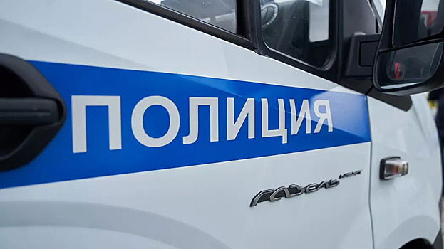 Жители дома в Екатеринбурге пожаловались на бегающего по подъезду мужчину с ножами