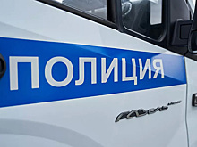 Жители дома в Екатеринбурге пожаловались на бегающего по подъезду мужчину с ножами
