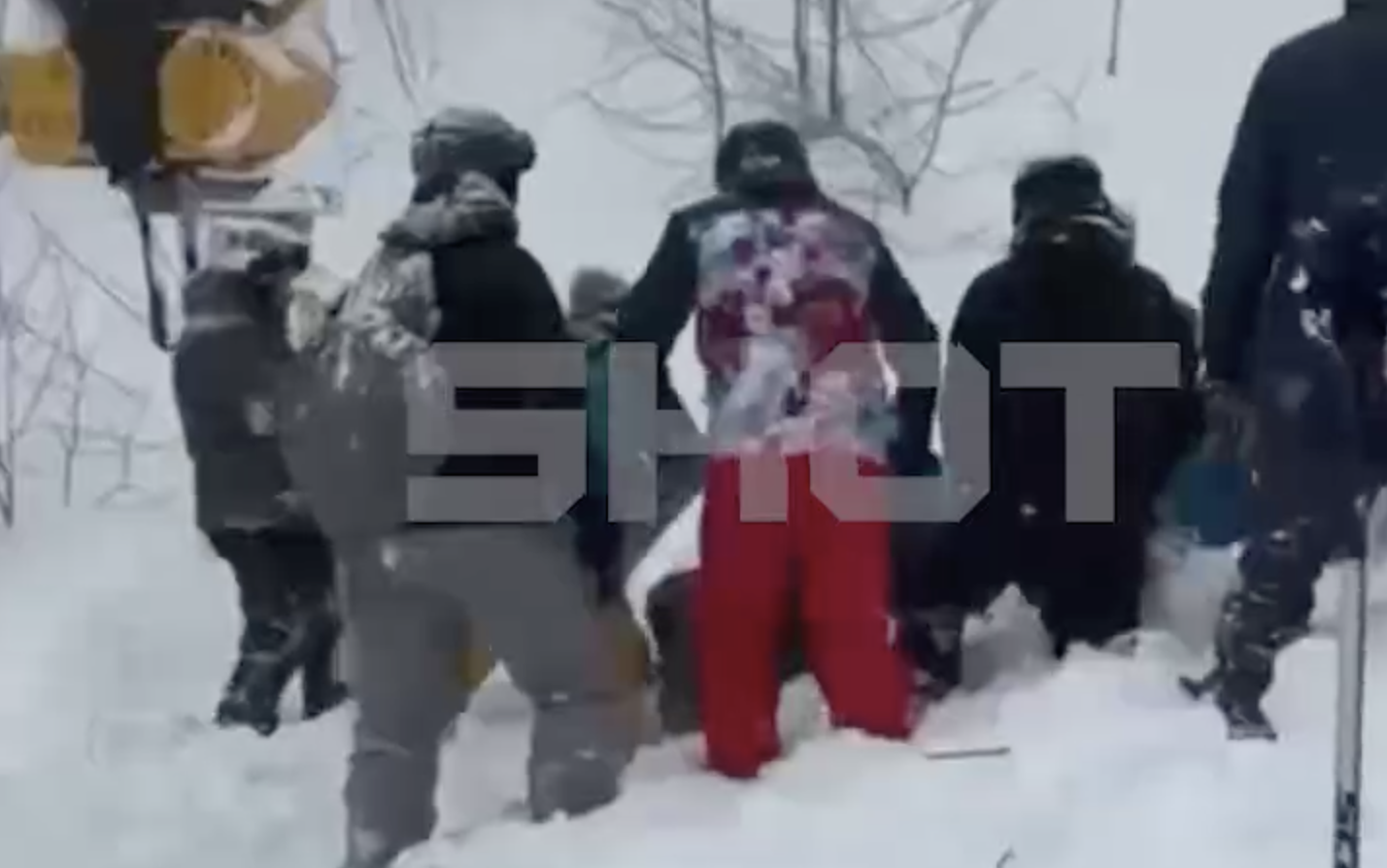 Девочку с отцом накрыло снежной лавиной в Сочи. Их откопали другие туристы