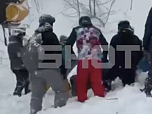 Девочку с отцом накрыло снежной лавиной в Сочи