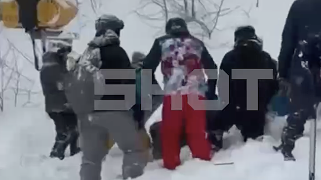 Девочку с отцом накрыло снежной лавиной в Сочи. Их откопали другие туристы