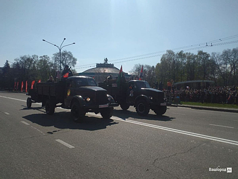 Танк повредил асфальт на параде Победы в Новокузнецке