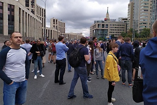 В центре Москвы проходит акция в поддержку кандидатов от оппозиции