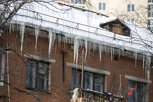 В Сургуте под натиском снега рухнула крыша бара