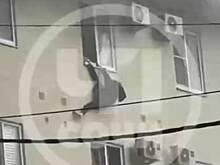 Россиянка выпрыгнула из окна горящего здания и попала на видео