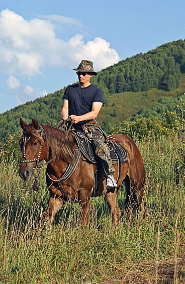2003 год. Президент РФ Владимир Путин посетил конеферму и совершил небольшую конную прогулку в Алтайском крае.