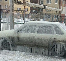 В Саратове машина превратилась в ледяную глыбу