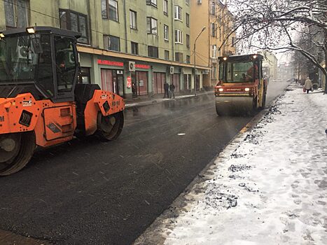 Укладка нового асфальта в Выборге проходит под снегопадом