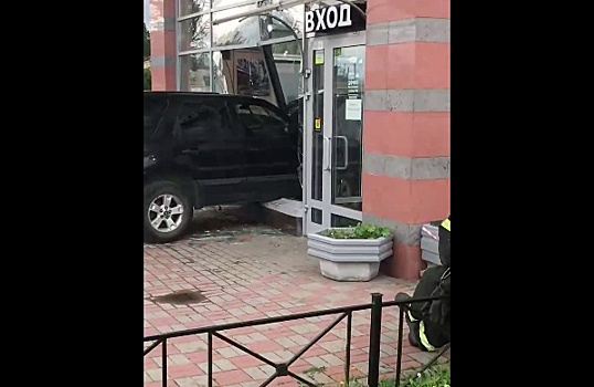 Автомобиль протаранил кафе в Санкт-Петербурге