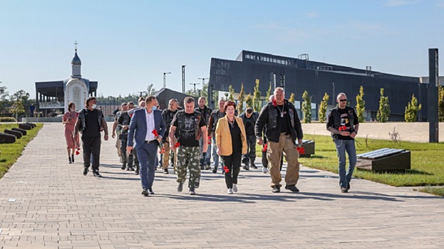 &laquo;Ночные волки&raquo; посадили деревья в &laquo;Самбекских высотах&raquo;