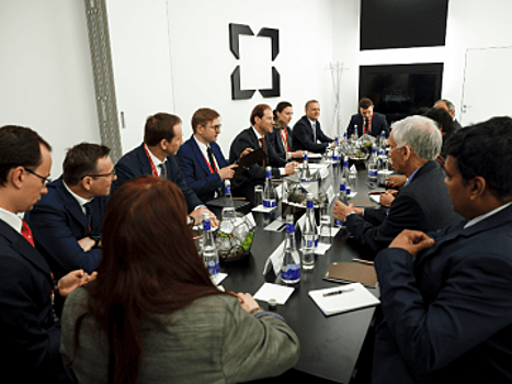 Во второй день ПМЭФ Денис Мантуров встретился с венгерской и индийской делегациями