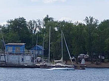 В российском городе легкомоторный самолет перевернулся на воде