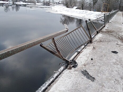 В Тверской области автомобиль снёс ограждение на мосту