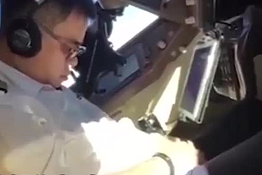 Пилот заснул за штурвалом «Боинга» во время полета и попал на видео