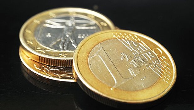 Официальный курс евро на выходные снизился на 58 копеек