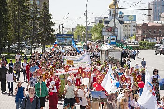 1300 детей с буквами пройдут по Красному проспекту