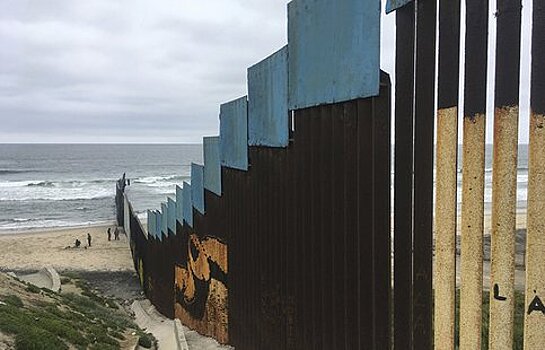 Белый дом назвал стоимость стены на границе с Мексикой