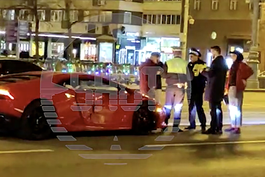 Спорткар Lamborghini Huracan столкнулся с легковым автомобилем в центре столицы