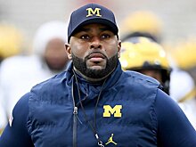 Тренер «Мичигана» отправлен в отставку за «неуместные отношения с сотрудницей» и арестован по подозрению в нападении