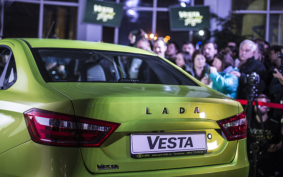 Время разгона автомобиля до 100 км/ч составляет 11,8 с, расход топлива на 100 км — 7,5 л, максимальная скорость — 178 км/ч. Серийное производство Lada Vesta началось на заводе «Ижавто» 25 сентября 2015 года