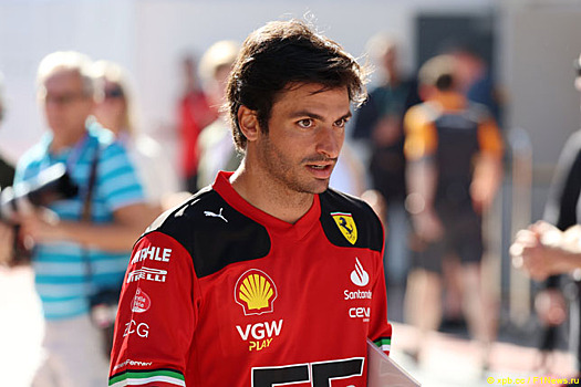 Карлос Сайнс: В Ferrari умеют справляться с прессингом