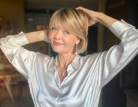«Хорошего понемножку»: 51-летняя Юлия Меньшова в песочном тренче запечатлелась в объятиях Игоря Гордина