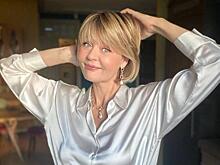 «Хорошего понемножку»: 51-летняя Юлия Меньшова в песочном тренче запечатлелась в объятиях Игоря Гордина