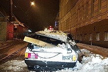 В Новочеркасске упавший с крыши дома снег превратил «девятку» в металлолом